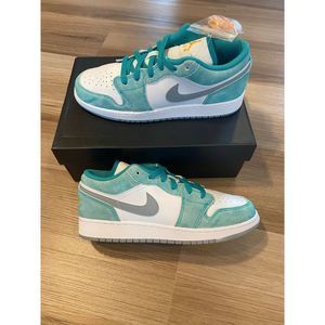 Jordan 1 Low New Emerald Light Steel Grey GS 7Y Womens size 8.5 DO8244-301 New